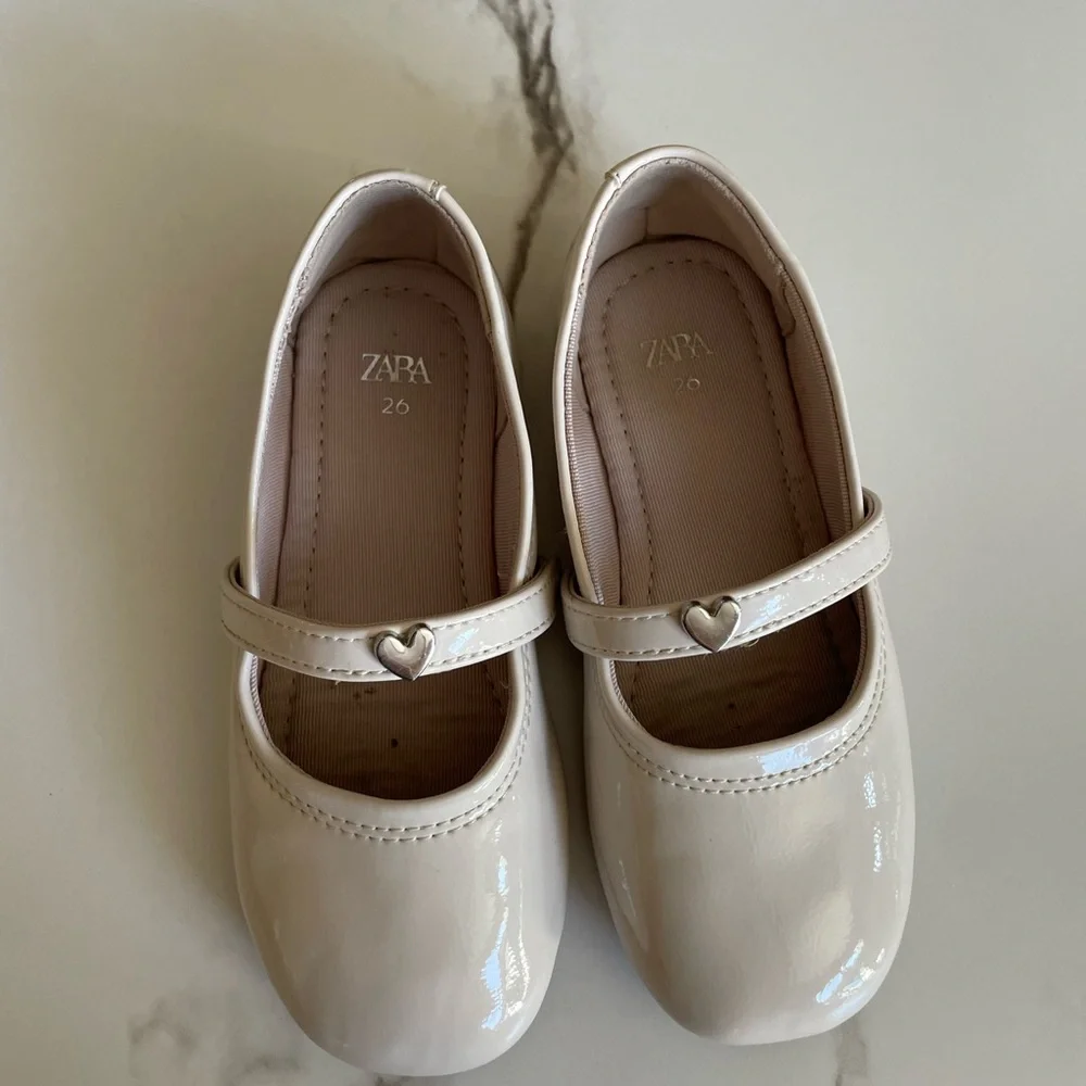 ZARA Girls Cream Patent Mary Jane Shoes with Heart Buckle